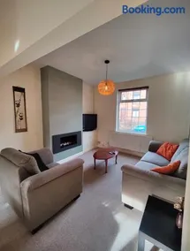 Victorian Semi Detached House behind the High Street - Image 3