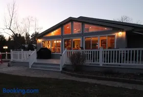 Tranquil Bay Lodge, 3 min walk to sand beach - Image 1