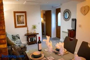 The Nest Close to York with Hot Tub - Image 2
