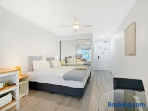 Blue on Blue Deluxe King or Twin room, steps from ferry, amazing pool, wifi - Image 4