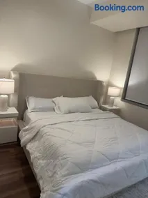 Skyview Downtown All Glass 1 Bedroom Cozy Apartment - Image 2