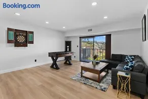 Luxury Hilltop Getaway Scenic Views - Image 1