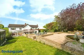 Racing Accommodation on course - Image 4