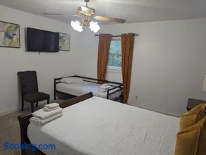 Elegant Cozy Cabin in Snellville - Image 1