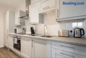 16 Park Drive - Image 3