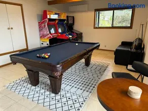 Elevated 3BR, ocean views, pool table, Pirates Bay - Image 3