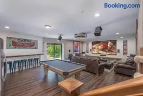 SPACIOUS 8 BR FAMILY HOME with Fun Room & Hot Tub - Image 1