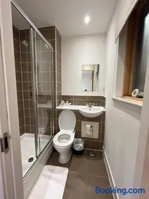 Glasgow Bright Modern Apartment - Image 5