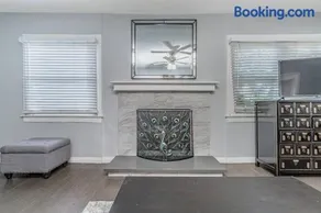 Charming Monrovia Bungalow Near Pasadena and LA - Image 5