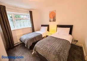 Dacama at Dene Grove- with Patio and 2 Free Parking - Image 5
