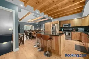 Sunset Cove Lakefront Luxury Lodge with Private Dock - Image 5