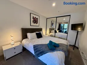 Midnight Luxe 1BR 1Bath Apartment 104 in the heart of Braddon Pool Sauna Secure Parking Wine WiFi - Image 1