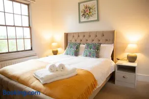 Honey Pot House - Charming 3-Bedroom in Maidstone Cottage with Garden & Parking - Image 1