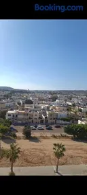 Sunny Coastal Stay Stunning Views - Image 2