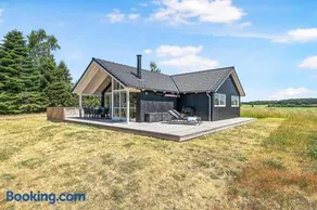Stylish 8-Person Holiday Home Just 5 Minutes Walk From The Sandy Beach - Image 5
