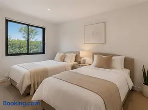 Beautifully Styled Apartment in St Kilda East - Image 1