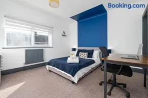 Modern Oasis by the Beach - Parking - Sleeps 6 - Image 2