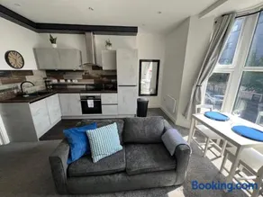 Stylish 1-Bed Flat Central Cardiff Bay View - Image 3