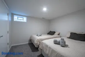 Modern Apt w Private Entrance Washer Dryer Free Parking - Image 3