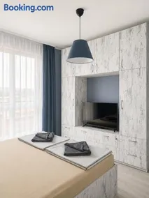 Blue Label 2 bdr & private parking - Image 3
