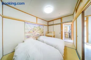 INARI guest house 栗林公園徒歩3分 二棟貸切 駐車場一台無料 - Image 1