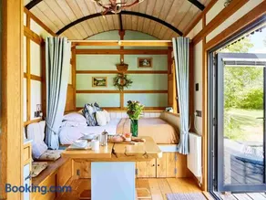 The Mallard Shepherd's Hut with Hot Tub - Image 1