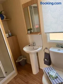 Shell Beach Holiday Home Mersea Coopers Beach - Image 4