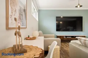 Luxury Waterfront 5-Bed Family Home Near Mandurah - Image 3