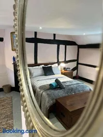 2BDR Cottage By Guest Nest Management In Horsham With Free Parking - Image 2