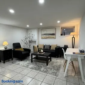 Modern Private 2-Bedroom Guest Suite l Free Parking l Self Check-in! - Image 1