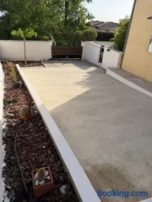 Appartement deux chambres spacieux avec jardin et entièrement privatif dans lotissement très calme - Image 1