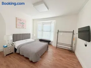 The Cosy Nest Modern - 3BR House - Sleeps 7 - Near City Centre - STARLINK Wi-fi - Image 5