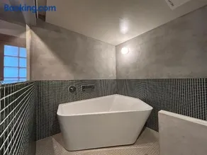 源泉かけ流しの一棟貸し温泉宿The Bath & Bed Dogo - Image 5