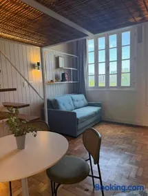 Loft com vista, varanda e conforto na Glória - RJ - Image 1