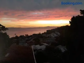 Casa Mary Refúgio com Vista Panorâmica para o Mar em Sambaqui, Florianópolis - Image 2
