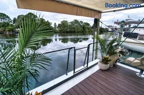 Unique Houseboat Rental - Image 2