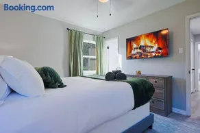 3BR Richardson Park Retreat With Deck Sleeps 11 - Image 2