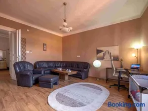 Pinnacle Apartment with balcony - Image 1