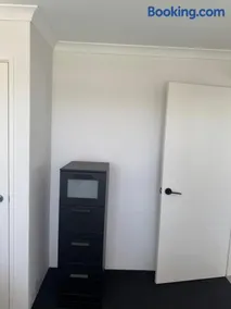 Luxury 4 bedroom house in Wellard only 30 minutes from Perth City - Image 4