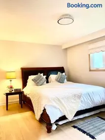 Spacious 3BR Family Home near Fairview Mall - Image 1