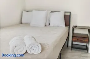 3 bedrooms and 2 bathrooms Charming Beachside House with King Bed - Image 2