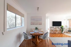 Beachside Clovelly Living w Parking 50m to Beach - Image 2
