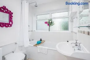 Stylish Victorian 3 Bed House Huge Garden/Parking - Image 2