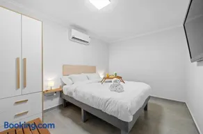 Bright Comfort Studio with Kitchen and Cozy Bed - Image 3