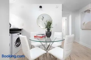 Stylish Ossington Retreat with Modern Comfort - Image 2