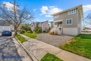 Brand New Fully Renovated Waterfront Property with Outdoor Bar & Firepit - Image 5