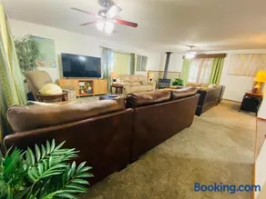 Family friendly, 3 bedroom house, with king bed for up to 15 - BBQ - Internet - jet tub - Image 4