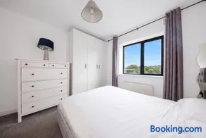 Modern 2-Bed Near Luas & Dublin Mountains - Image 3