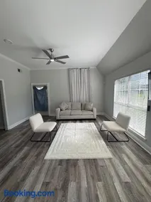 Prairieville Retreat 3-bedroom house - Image 1