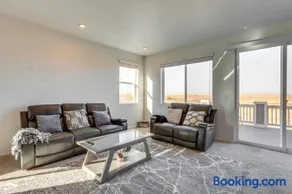 Near Rocky Mountain Arsenal: Commerce City Home - Image 2
